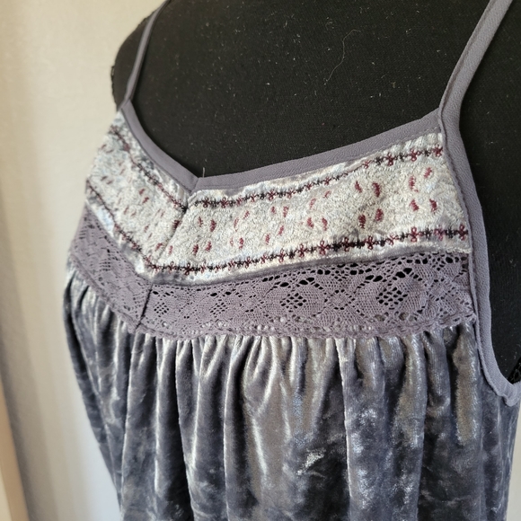 🚨5 for $20🚨 NWOT WEAVERS Grey Faux Velvet Embroidered Lace Speghetti Strap - Picture 2 of 7
